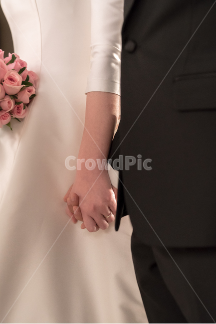 결혼,혼례,신랑,신부,실내,의식,웨딩,드레스,정장,엄숙,경건,손,손목,손가락,예식,본식,반지,예물,장미,꽃,분홍색,흰색,녹색,빨간색,남자,여자,결혼,혼례,웨딩,wedding,marriage,marry