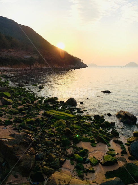 바다,해안가,자갈,낙조,노을,산,섬,비진도,이끼,해,sea,ocean,coast,pebble,sunset,mountain,island,moss,nature,자연