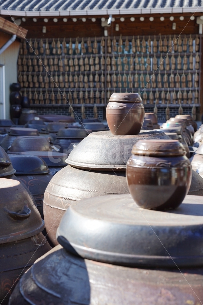장독대,고전적,한국적,장독,옛날,한국전통,한국문화,korean traditional,korean culture,사물,물건,오브젝트,thing,object,matter