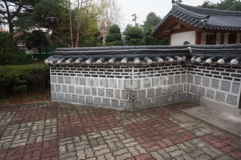 한옥,전통가옥,돌담,한국전통가옥,옛날집,한국적,기와,한옥집,한국전통,한국문화,korean traditional,korean culture,건축물,건물외관,exterior,building,structure,architecture,construction