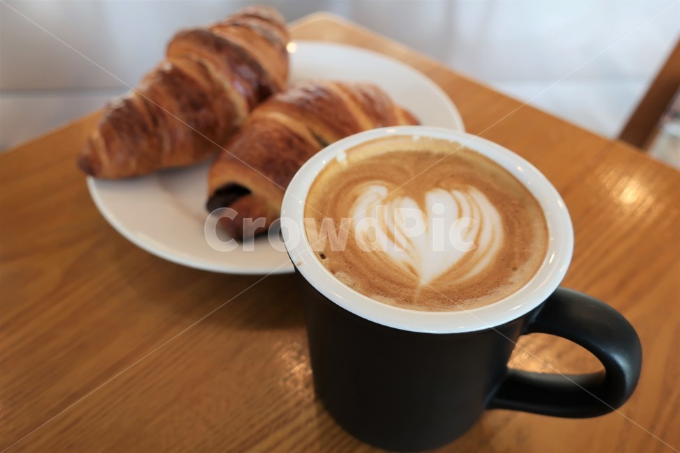 커피,라떼,라떼아트,크루아상,croissant,페이스트리,조식,후식,브런치,간식,음식,식재료,요리,food,cook,meal,dishes,food reserves,빵,bread,커피,카페,coffee,cafe