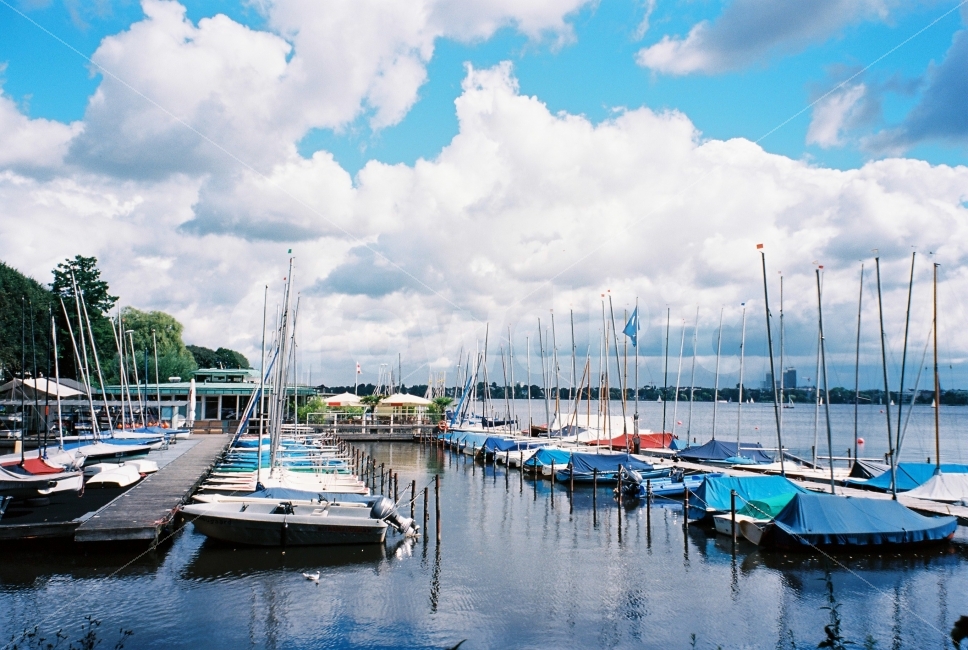 독일,여름,함부르크,알스터호수,요트,하늘,구름,맑음,배,파란,푸름,germany,summer,hamburg,alster,film,filmphoto,네츄라클래시카,코닥,엑타100,kodak,ektar100,교통,교통수단,traffic,transportation,해외,외국,세계,foreign,oversea,world,감성,sensible,feeling,색깔,색상,색채,색감,color sense,color sensitivity,feeling of color,water,물,vehicle,차량,boat,보트,waterfront,워터 프론트,port,포트,pier,교각,marina,마리나