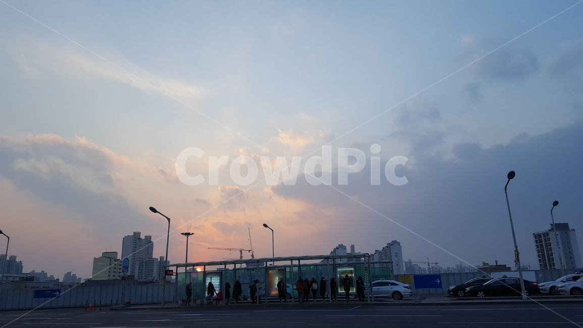 노을,하늘,실루엣,버스정류장,구름,사람,인물,인간,human,person,사람들,대중,군중,other people,crowd