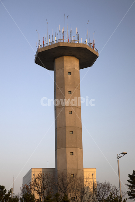 탑,통신,안테나,건축물,건물,tower,architecture,building,가로등,나무,하늘,높은
