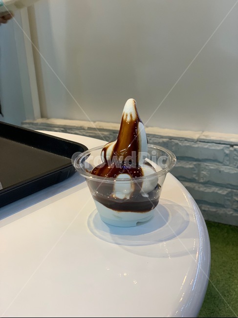 아이스크림,소프트아이스크림,소프트,우유아이스크림,유제품,초코시럽,음식,식재료,요리,food,cook,meal,dishes,food reserves,디저트,간식,후식,dessert,snack