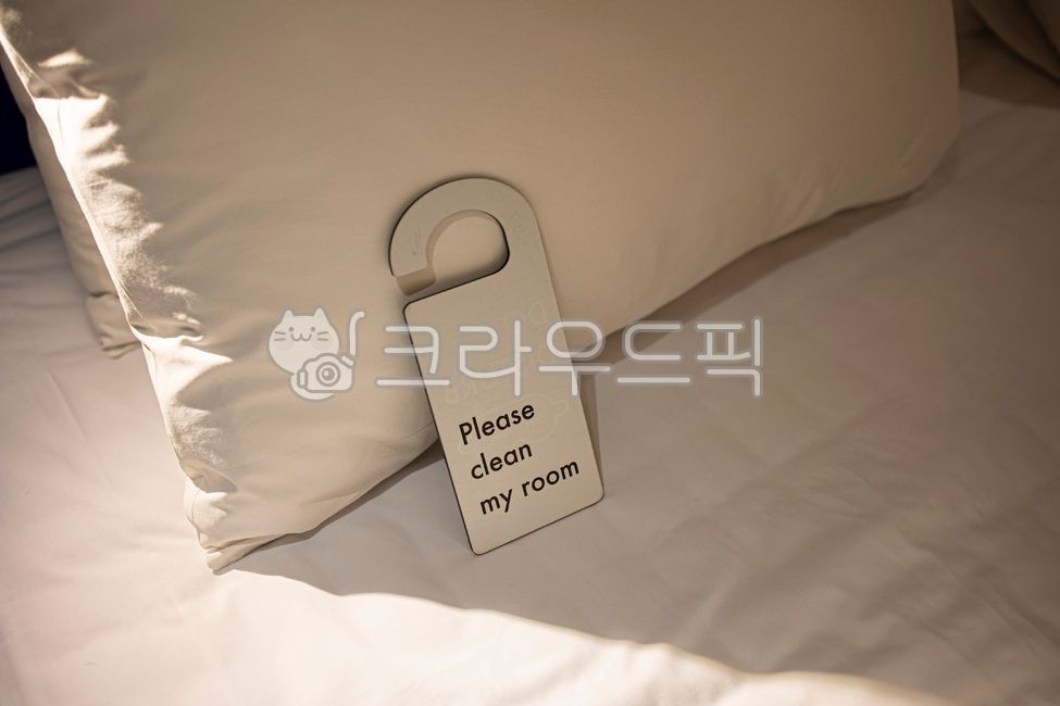 호텔,청소,청소표시,표지판,클린마이룸,청소요청,문고리카드,청소카드,침대,베개