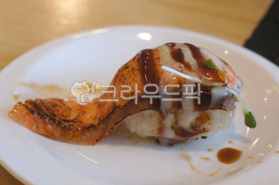 연어초밥,연어스시,구운연어스시,salmonsushi,grilledsalmon,sushi,aburisalmon,초밥,스시,음식,food,kfood,요리,플레이팅,foodpresentation,plating