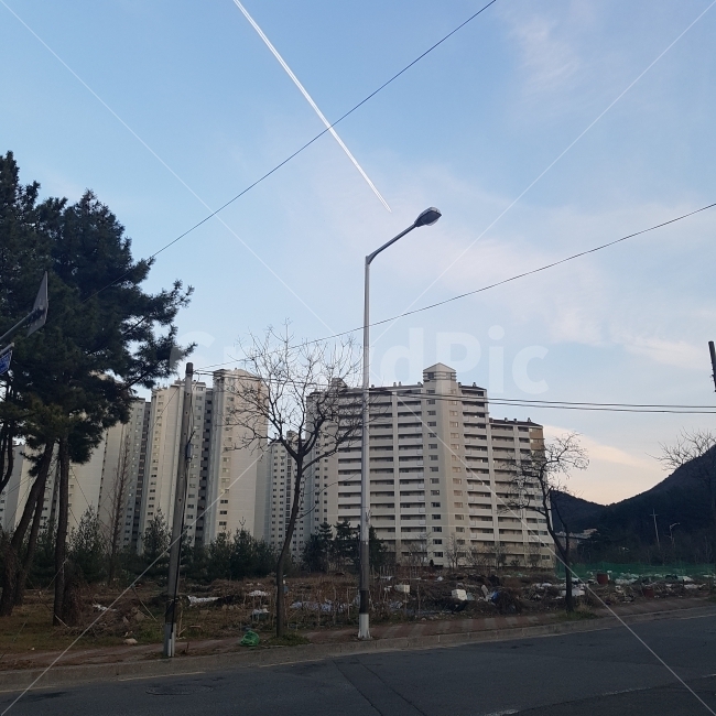 풍경,일상,가로등,아파트,동네,나무,산책,하늘,산,길,구름,시간,분위기,view,street,lamp,apartment,tree,sky,road,time,mood,도시,풍경,city,landscape,도로,intersection,교차로,asphalt,아스팔트