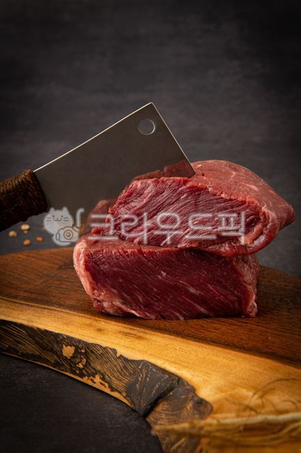 meat quality,butchery,steak,part,raw meat,beef,cow,lump of meat,Korean beef,food,knife,Before cooking,meat,cutting board,relief,special part