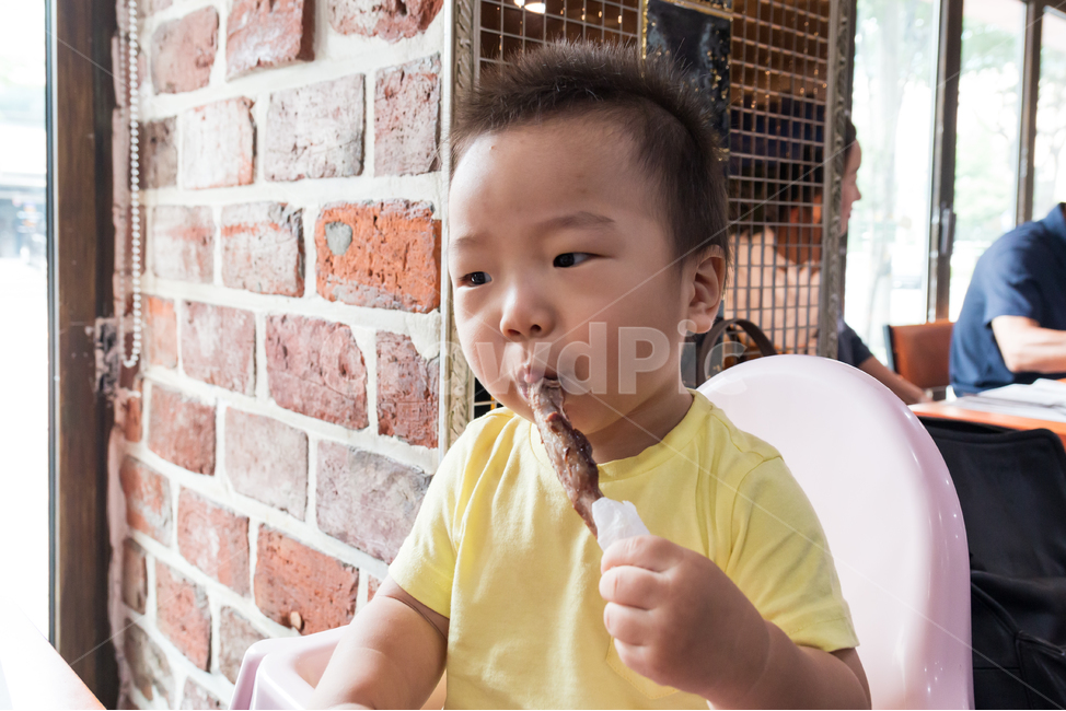 아기,남자아기,외식,양갈비,숄더랙,양고기,얼굴,귀여운,작은,남자,사내,어린이,어린,꼬마,꼬맹이,맛있는,배고픈,갈비,고기,육류,표정,웃음,사람,인간,애기,아이,유아,아동,음식,식사,사랑스런,육아,사람,인물,인간,human,person,어린이,어린아이,child,children,kid