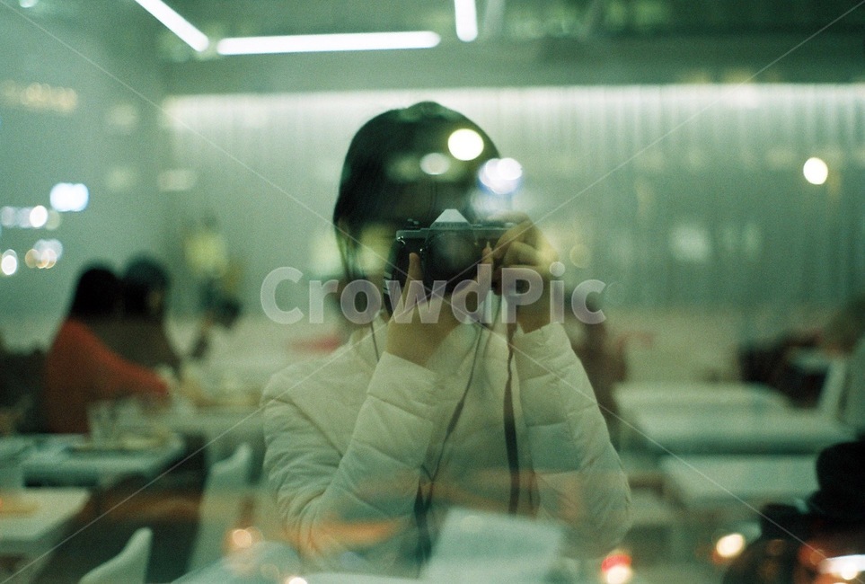person,human,인간,필름사진,필름감성,film,필름,카메라,여자,유리창