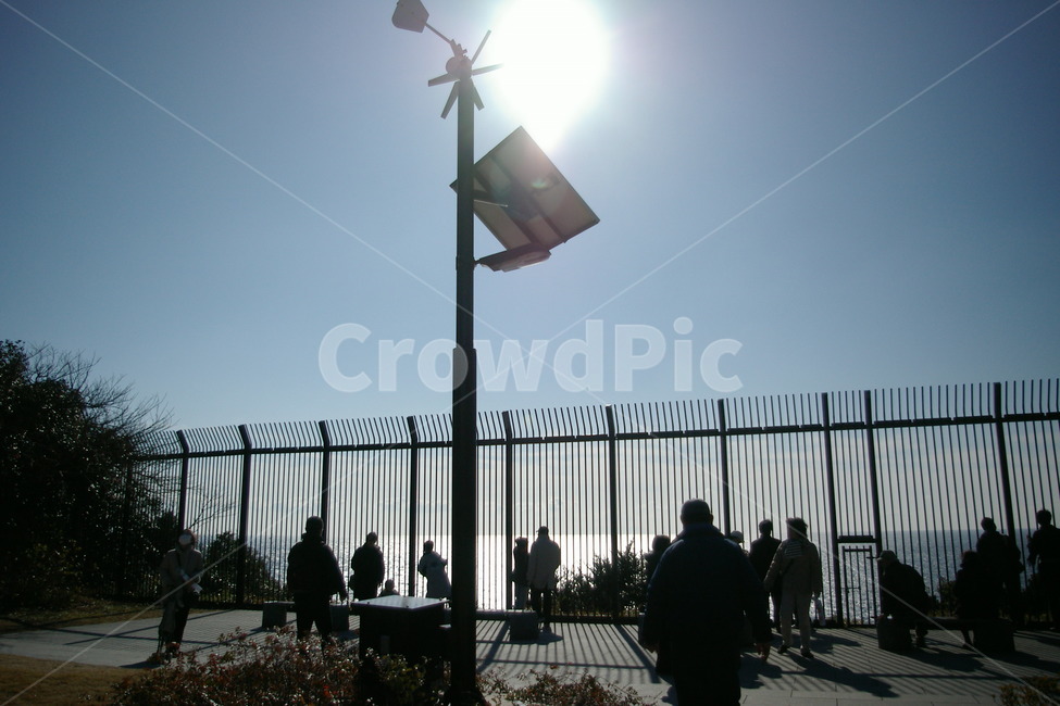 태양,sun,해,태양광,sunlight,sky,하늘,사람들,대중,군중,other people,crowd,인물실루엣,사람실루엣,character silhouette,human silhouette,human,인간,person,사람,lamp post,램프 포스트