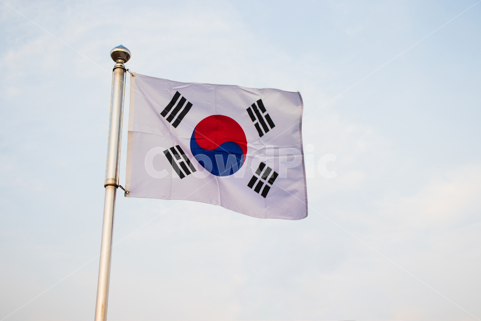 태극기,국기,한국,koreanflag,광복절,국경일,깃발,korea,대한민국,남한,삼일절,31절,제헌절,개천절,한글날,국군의날,문양,패턴,무늬,기념일,기념,축하,애국심,상징,심볼,국민,문화,태극,자유,독립,태극문양,건곤감리,나라,국가,배경,바탕,백그라운드,바람,국기게양,태극기게양,게양,taegeukgi,nationalflag,korean,southkorea,republicofkorea,nationalholiday,flag,flags,symbol,country,nation,culture,background,independence,freedom,pattern,patriotism,southkorea,flagraising,anniversary,celebration