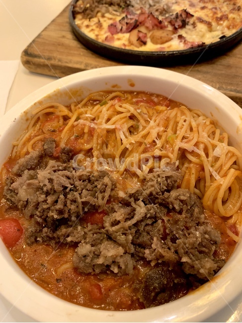 레스토랑,파스타,스파게티,피자,spaghetti,pizza,면요리,테이블,외식,데이트,양식,서양식,외국,신선한,팬피자,토마토,토마토스파게티,토마토파스타,불고기파스타,불고기스파게티,포테이토피자,베이컨