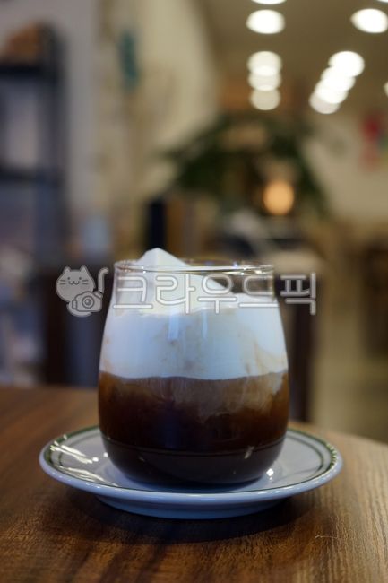 커피,카페,아인슈페너,비엔나커피,크림,음료,음식,food,beverage,cream,coffee,cafe,viennacoffee,원목테이블,나무,wood,아이스크림,woodentable,table,유리컵,컵받침,감성