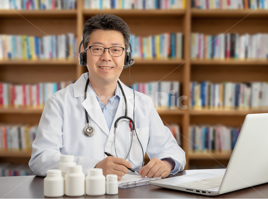 원격진료,전화상담,원격,진료,5g,남자,의사,남성,중년,1인,상반신,청진기,한국인,동양인,전문직,직업,건강,40대,카피스페이스,웃음,정면,한국,의학,병원,아시아인,50대,질병,보건,인터넷,주치의,전염병,일본인,중국인,일본,중국,아시아,내과,박사,교수,전문의,상담,컴퓨터,노트북,의료,재택치료,사람,인물,인간,human,person,남성,남자,man,male,의료,의학,병원,medical,hospital,clinic,연출,컨셉,콘셉,direction,concept