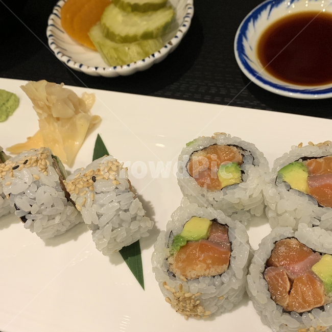 음식,일본음식,켈리포니아롤,레스토랑,연어롤,음식,식재료,요리,food,cook,meal,dishes,food reserves