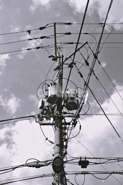 흑백사진,흑백,전신주,전선,전기줄,전봇대,하늘,구름,변압기,케이블,cable,utilitypole,흑백,모노톤,monochrome,black and white