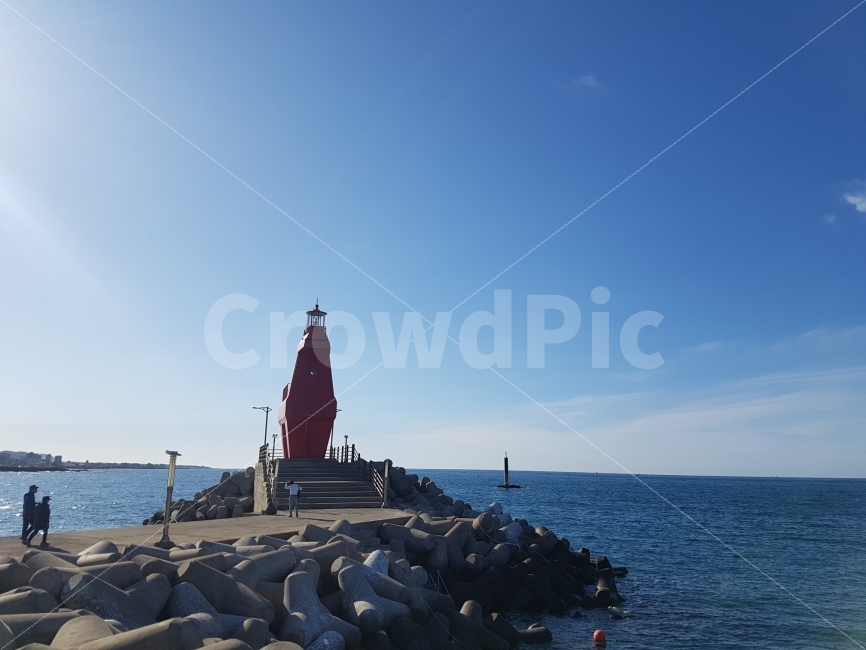 하늘,바다,제주,등대,풍경,맑음,구름,감성,등대,lighthouse,제주도,jeju,jeju island,transportation,교통,watercraft,선박,vehicle,차량,vessel,용기,person,사람,human,인간