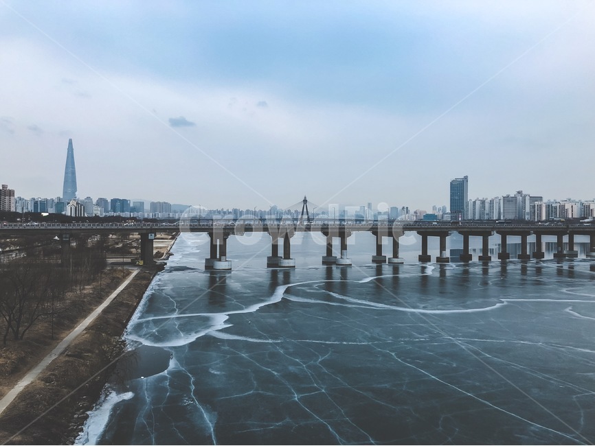 한강,흐림,한강얼음,겨울,광진교,한강다리,다리,롯데월드타워,테크노마트,구름,cloud,cloudyday,cloudy,bridge,lotteworldtower,hanriver,winter,river,겨울,계절,winter,season,도시,풍경,city,landscape,한국도시풍경,한국도시경관,korea cityscape,water,물,waterfront,워터 프론트,pier,교각,port,포트,dock,독