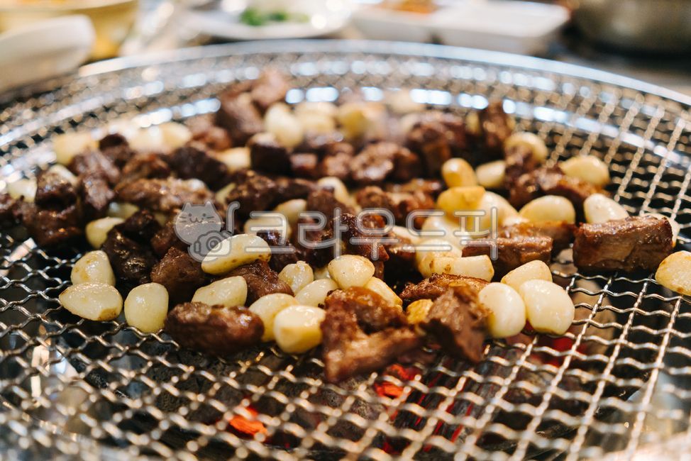 meat,grilling meat,meat restaurant,barbecue,pork,garlic,whole garlic,skewered meat,Korean food,food,cooking,eating out,company dinner,restaurant,meat,grill,grilling,charcoal,charcoal grilling,koreanfood,koreanbarbecue,bbq,food