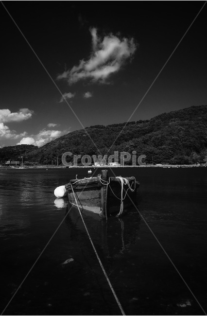 흑백,배,하늘,산,바다,경치,경관,아름다음,자연,대비,대조,컬러,color,nature,ship,line,white,black,mountain,cloud,흑백,모노톤,monochrome,black and white,산업,industry,industrial,어업,fishery,fishing industry