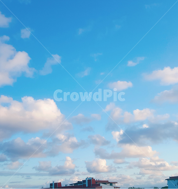 하늘,구름,날씨,풍경,마을,동네,sky,cloud,파랑,하늘색,맑음,여름,가을,봄,summer,배경,아침,노스탤지아,청량,자연,풍경,nature,landscape,weather,outdoors,옥외,cumulus,적운