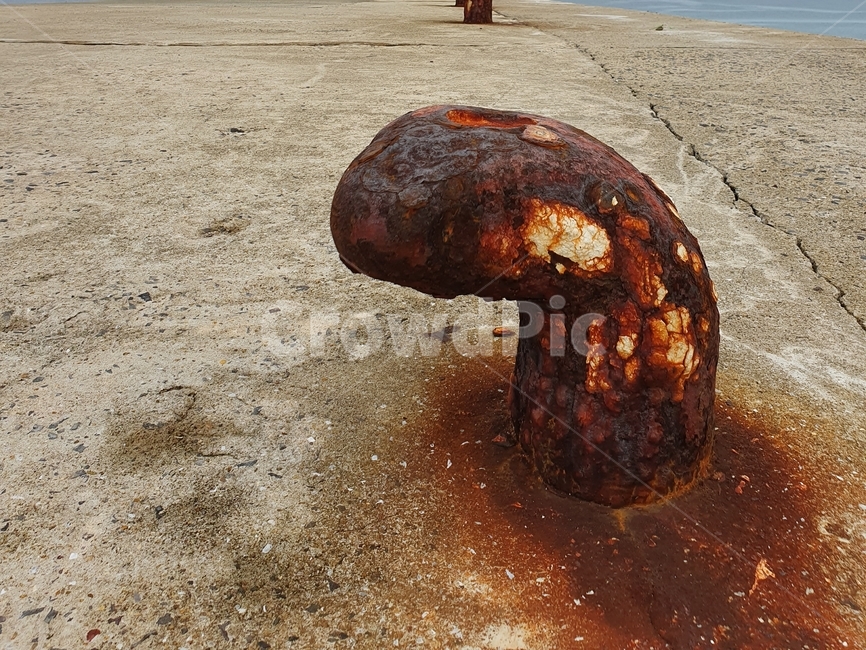 계선주,녹,항구,부두,부둣가,배,bitt,rust,port,ship,곡주,부두고정물,볼라드,bollard,mooringpost,정박,시멘트,철,철근,바닷가