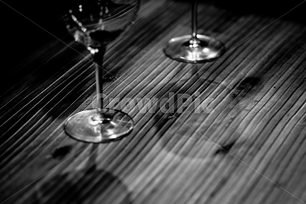 와인,와인바,와인잔,정렬,나열,정리,그림자,시선,흑백,감성,술,주류,alcohol,흑백,모노톤,monochrome,black and white