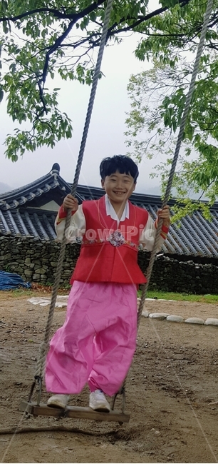 한복,그네,아동,어린이,전통놀이,hanbok,韩服,한국전통,한국문화,korean traditional,korean culture,한복,한국전통의상,hanbok,korean traditional clothes,사람,인물,인간,human,person,얼굴표정,facial expression,face,어린이,어린아이,child,children,kid