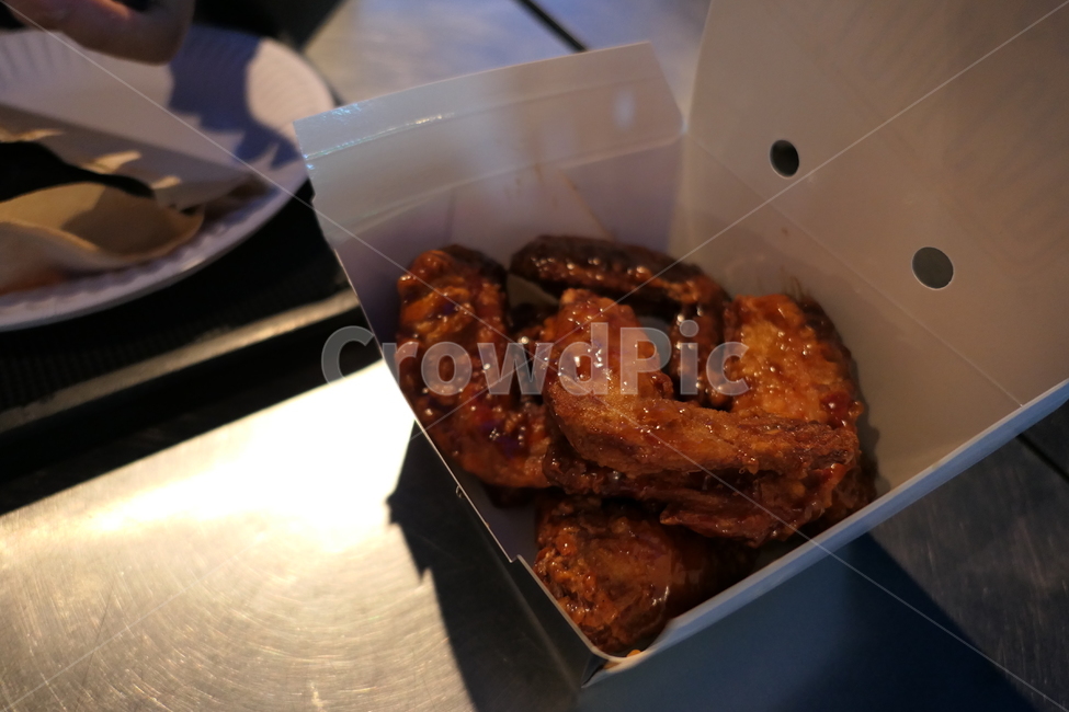 치킨,통닭,양념,간식,닭날개,포장,혼밥,1인분,음식,식재료,요리,food,cook,meal,dishes,food reserves,육류,고기,meat