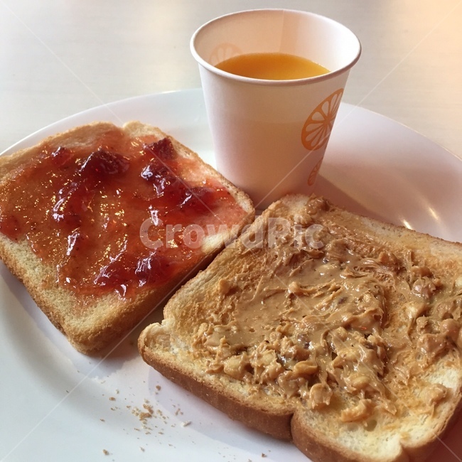 breakfast,빵,주스,땅콩잼,딸기잼,bread,juice,즙,평온,여유,strawberryjam,peanutjam,아침,식사,아침식사,종이컵