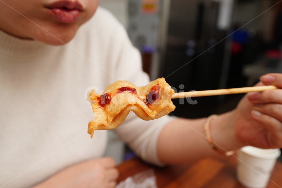 어묵,오뎅,분식,간식,먹거리,음식,생선,꼬치,food,person,사람,human,인간,음식,식재료,요리,food,cook,meal,dishes,food reserves,한식,한국음식,한국요리,korean food,korean dishes,korean meal,korean cook