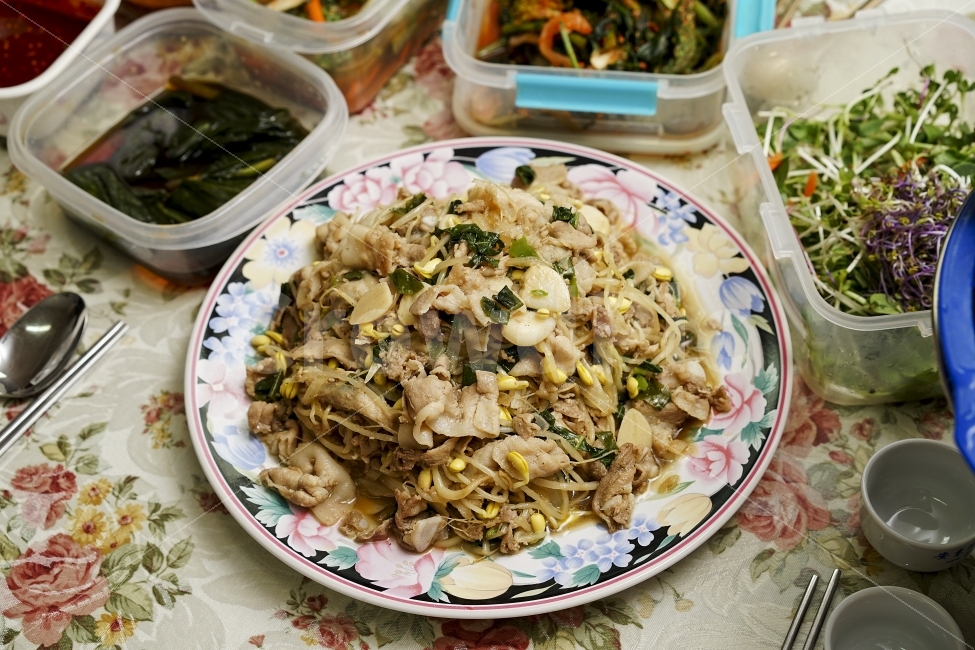 간장불고기,불고기,대패삼겹살,집밥,먹방,술안주,안주,고기,솜씨,요리,테이블,식탁,먹거리,저녁,콩나물,음식,식재료,요리,food,cook,meal,dishes,food reserves,한식,한국음식,한국요리,korean food,korean dishes,korean meal,korean cook