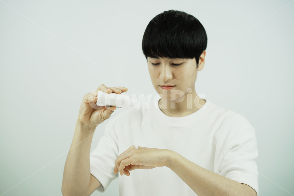 남자,뷰티,스킨케어,피부관리,화장품,로션,beauty,skincare,cosmetic,남성,lotion,그루밍족,사람,인물,인간,human,person,남성,남자,man,male,뷰티,미용,beauty treatment