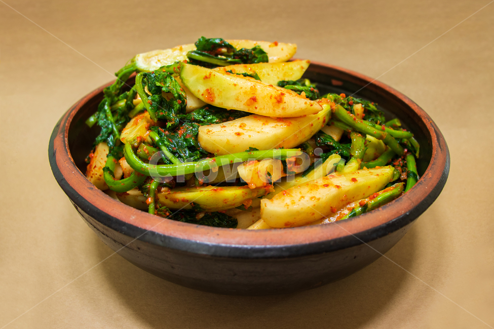 총각김치,알타리김치,김치,반찬,김장김치,한식,김장,알타리무김치,무,총각무,알타리무,한국음식,음식,요리,겨울,식품,야채,채소,한국,발효,발효음식,발효식품,문화,김장철,가을,늦가을,초겨울,전통,식사,집반찬,집밥,소스,전통음식,한국전통음식,부엌,대한민국,남한,아시아,고춧가루,매운,매콤한,맵다,짜다,맛있는,맛있다,양념,양념장,건강,건강한,건강음식,건강한음식,그릇,접시,항아리뚜껑,항아리그릇,질그릇,장독뚜껑,옹기그릇,옹기,홈메이드,홈메이드푸드,배경,바탕,백그라운드,kimchi,chonggakkimchi,youngradishkimchi,daikon,whiteradish,youngradish,chonggakgimchi,koreanfood,cooking,vegetable,food,koreantraditionalfood,traditional,cuisine,cook,korea,korean,meal,gimjang,makingkimchi,gimchi,kimchee,fall,autumn,winter,fermented,fermentedfood,fermentation,eat,kitchen,southkorea,healthy,health,healthfood,healthyfood,dish,delicious,tasty,plate,bowl,sauce,seasoning,sidedish,homemade,homemadefood,spicy,hot,chilipowder,redpepperpowder,culture,asia,asian,background,음식,식재료,요리,food,cook,meal,dishes,food reserves,한식,한국음식,한국요리,korean food,korean dishes,korean meal,korean cook