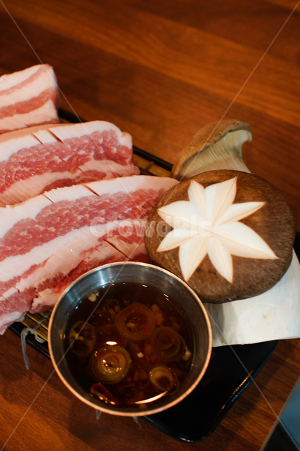 삼겹살,음식,버섯,먹방,고기,육즙,음식,식재료,요리,food,cook,meal,dishes,food reserves,육류,고기,meat