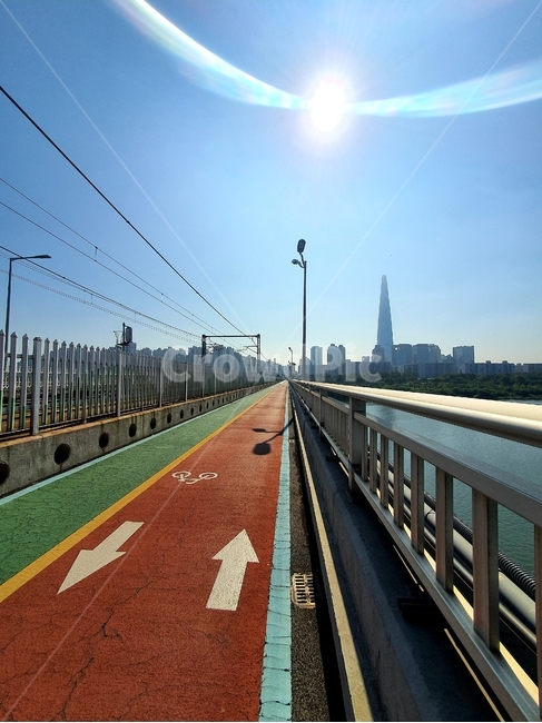 path,통로,handrail,banister,난간,bike,bikeroad,자전거,자전거길,인도,한강,대교,여름,하늘,구름,bridge,sky,cloud,강,river