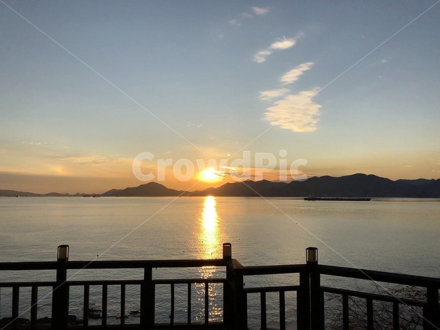 일몰,해넘이,풍경,자연,바다,하늘,해,남해,자연,풍경,nature,landscape,railing,난간,light,빛,flare,플레어,banister,handrail