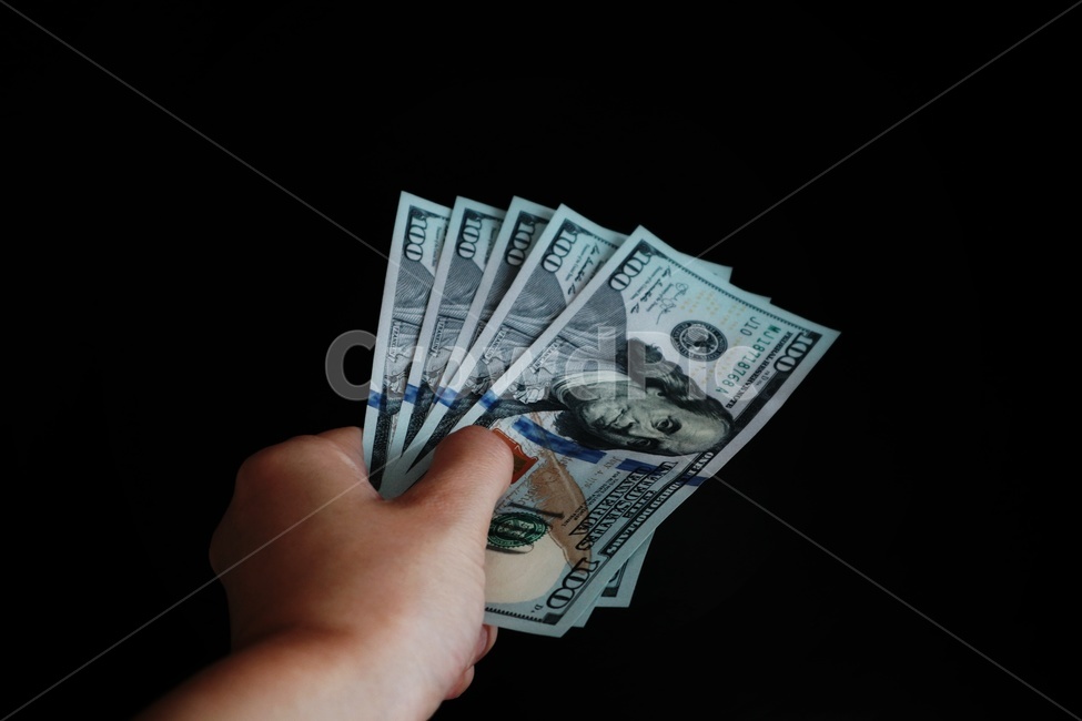 돈,money,통화,달러,지폐,부귀,금융,종이,세금,대출,화폐,소매,판매,지불,임금,비즈니스,투자,예산,은행업무,환율,재무와경제,100달러,상징,저축,부분의,미국통화,미국,성공,주기,손,사람,보여쥐기,건네주기,금융,돈,finance,banking,money