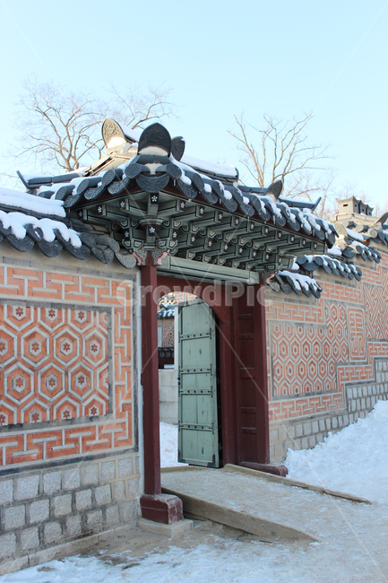 경복궁,gyeongbokgung,한옥,궁,서울,선,구조,집,전통,전통가옥,한국,문화재,한국문화,기와,서까래,잡상,고궁,tiledroof,ancientpalace,korea,seoul,culturalassets,겨울,계절,winter,season,한국전통,한국문화,korean traditional,korean culture,건축물,건물외관,exterior,building,structure,architecture,construction