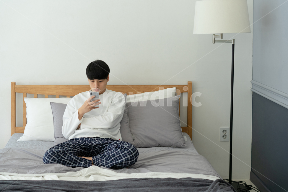 침대,남성,남자,침실,방,파자마,잠옷,휴식,휴일,모바일,핸드폰,휴대폰,집,사람,인물,인간,human,person,남성,남자,man,male