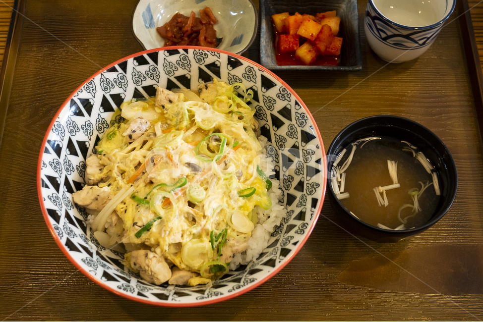 오야코동,오야꼬동,달갈,닭고기,덮밥,계란덮밥,닭고기덮밥,계란,계란닭고기덮밥,맛있는,고소함,담백한,일본,일식,일본요리,일본음식,가정식,일본가정식,간결한,정갈한,맛있다,요리,맛집,된장찌개,단무지,음식,식재료,요리,food,cook,meal,dishes,food reserves,일식,일본음식,일본요리,Japanese food,Japanese dishes,Japanese meal,Japanese cook