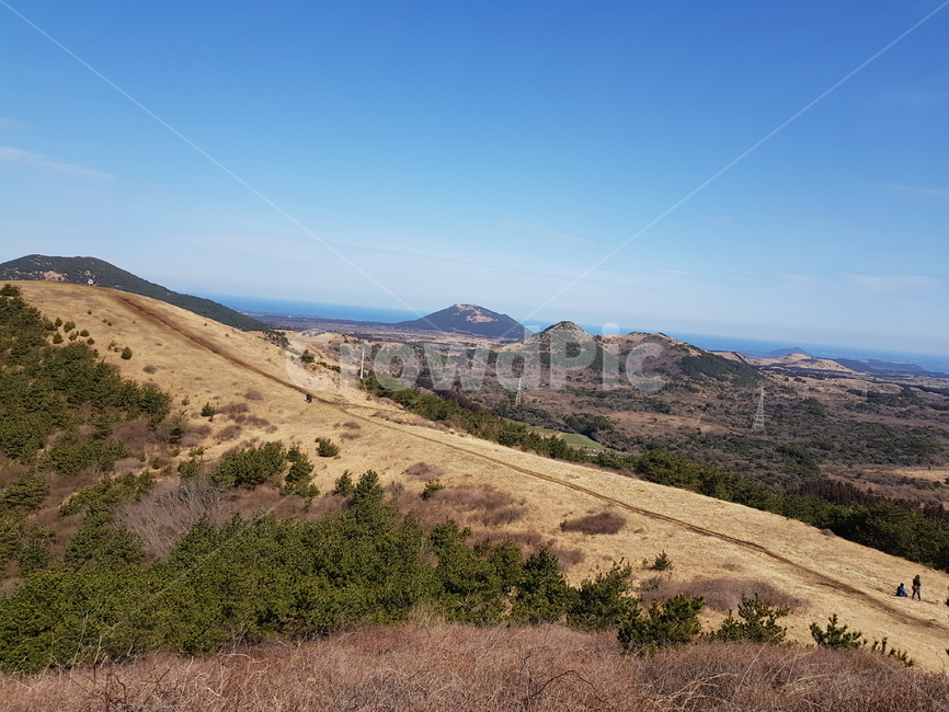 백약이오름,오름,백약이,제주오름,제주도오름,파란하늘,맑은하늘,하늘,산길,산,제주도,jeju,jeju island,nature,자연,outdoors,옥외,hill,언덕,person,사람,human,인간