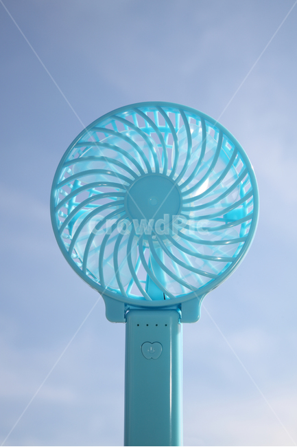 선풍기,손풍기,미니,핸드,핸디,휴대용,휴대,미니선풍기,휴대용선풍기,핸드선풍기,여름,파란,블루,오브젝트,사물,물건,시원한,실외,야외,하늘,손,햇빛,빛,바람,손선풍기,여름,계절,summer,season,사물,물건,오브젝트,thing,object,matter