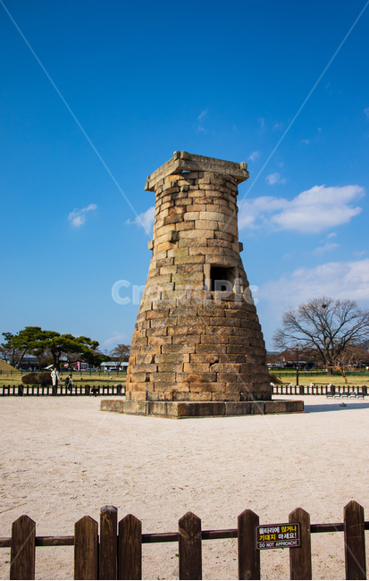 첨성대,경주,한국,국보,랜드마크,관측소,천문대,명소,한국의,코리아,대한민국,아시아,역사,역사적인,전통,전통적인,문화,문화재,유산,문화유산,하늘,구름,파란,푸른,야외,계절,배경,바탕,백그라운드,자연,식물,나무,풍경,경치,밝은,여름,봄,아름다움,아름다운,예쁜,햇빛,빛,햇살,cheomseongdae,observatory,gyeongju,korea,landmark,nationaltreasure,treasure,southkorea,korean,asia,historic,historical,traditional,tradition,bluesky,landscape,scene,scenery,view,cloud,clouds,sky,cultural,culturalassets,culturaltreasure,culture,famous,heritage,history,nature,remains,spring,springtime,summer,sunlight,sunny,tree,ancient,background,beautiful,beauty,blue,bright,old,outdoor,plant,green