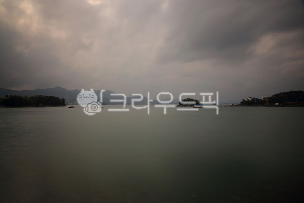 땟목,붉은바다,아침바다,바다일출,장타임,일출,남해바다,흐린,구름,sunrise,해돋이,해안,coast,해안선,island,섬,sea,바다,자연,nature,야외,outdoors