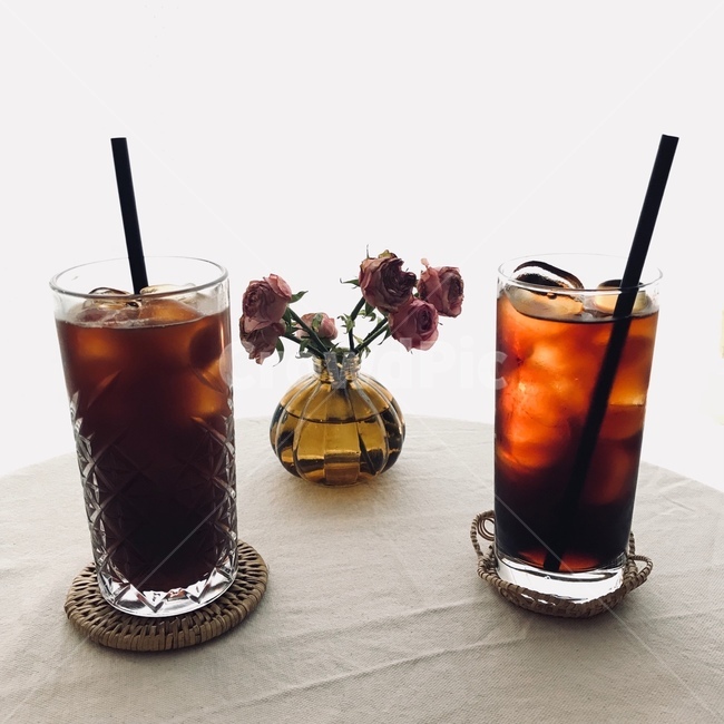 커피,콜드브루,아이스아메리카노,커피잔,탁자,꽃,화분,coffee,cafe,카페,잔홀더,식물,plants,커피,카페,coffee,cafe