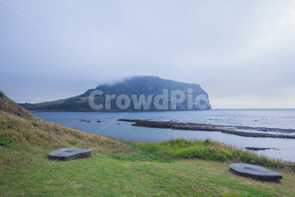 성산일출봉,흐린날,바닷가,해안,풍경,자연,풍경,nature,landscape,한국자연풍경,한국자연경관,korea nature landscape,land,땅,outdoors,옥외,ocean,대양,sea,바다,water,물,shoreline,해안선