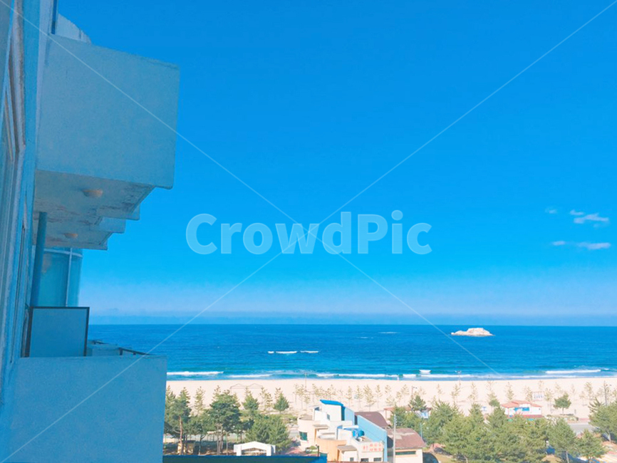 푸른,파란,하늘,바다,건물,나무,blue,자연,풍경,nature,landscape,해변,바다,beach,sea
